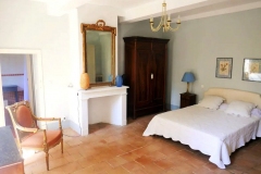 Chambre ocre