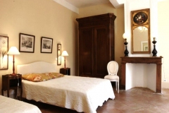Chambre ocre