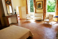 Chambre ocre